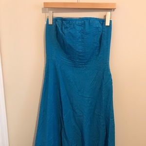 Textured strapless knee-length dress
